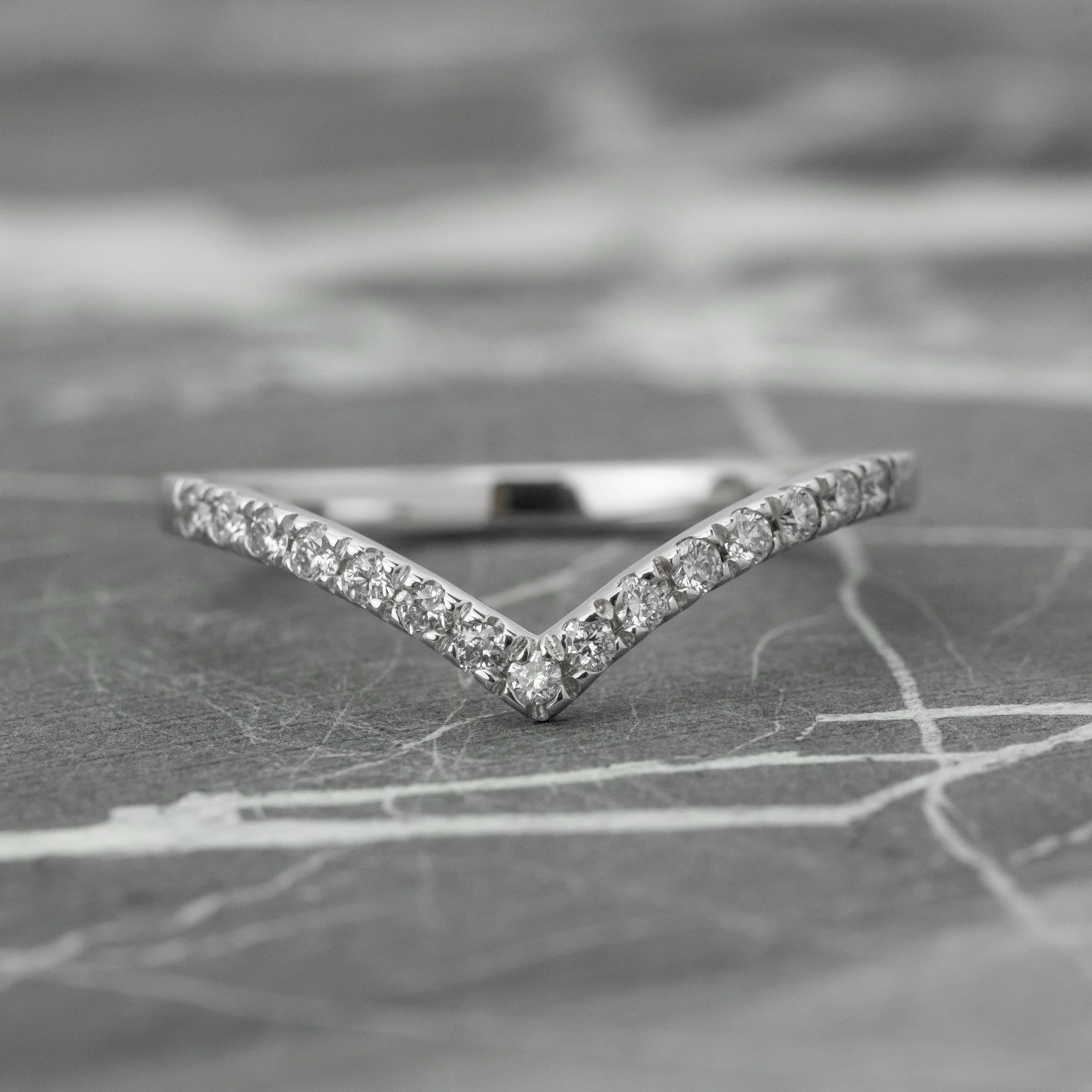 15 White Diamond Vivian Band, Platinum