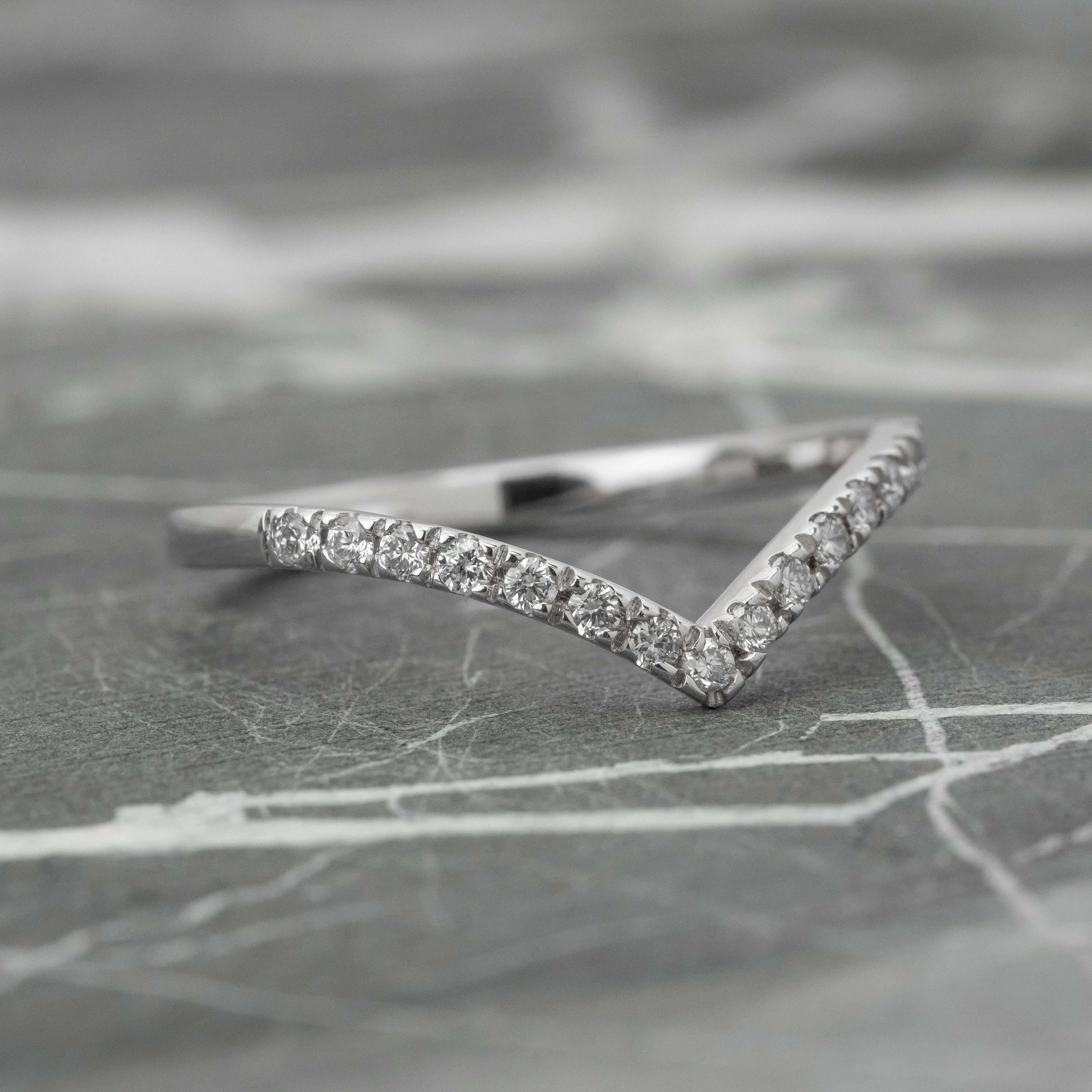 15 White Diamond Vivian Band, Platinum