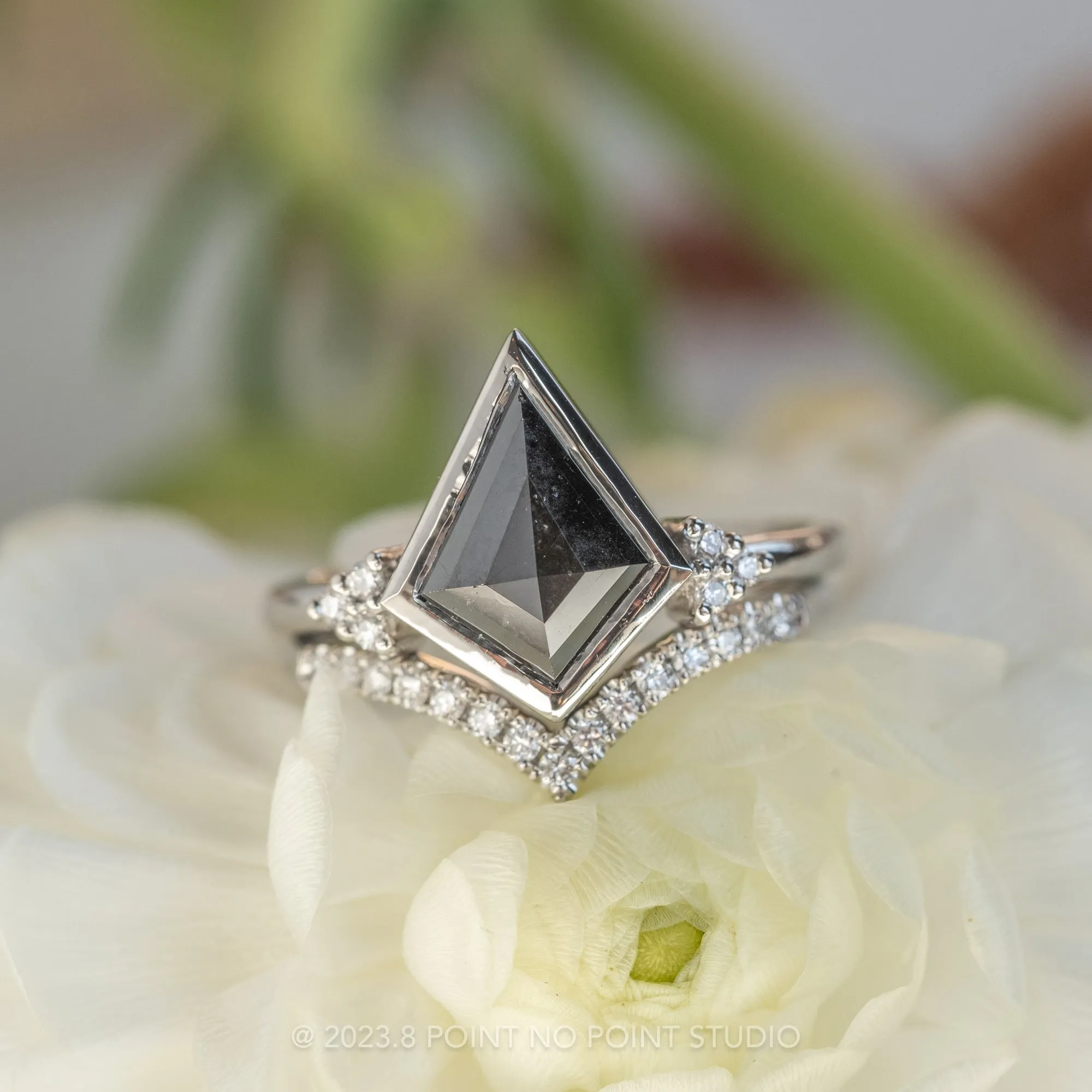 15 White Diamond Vivian Band, Platinum