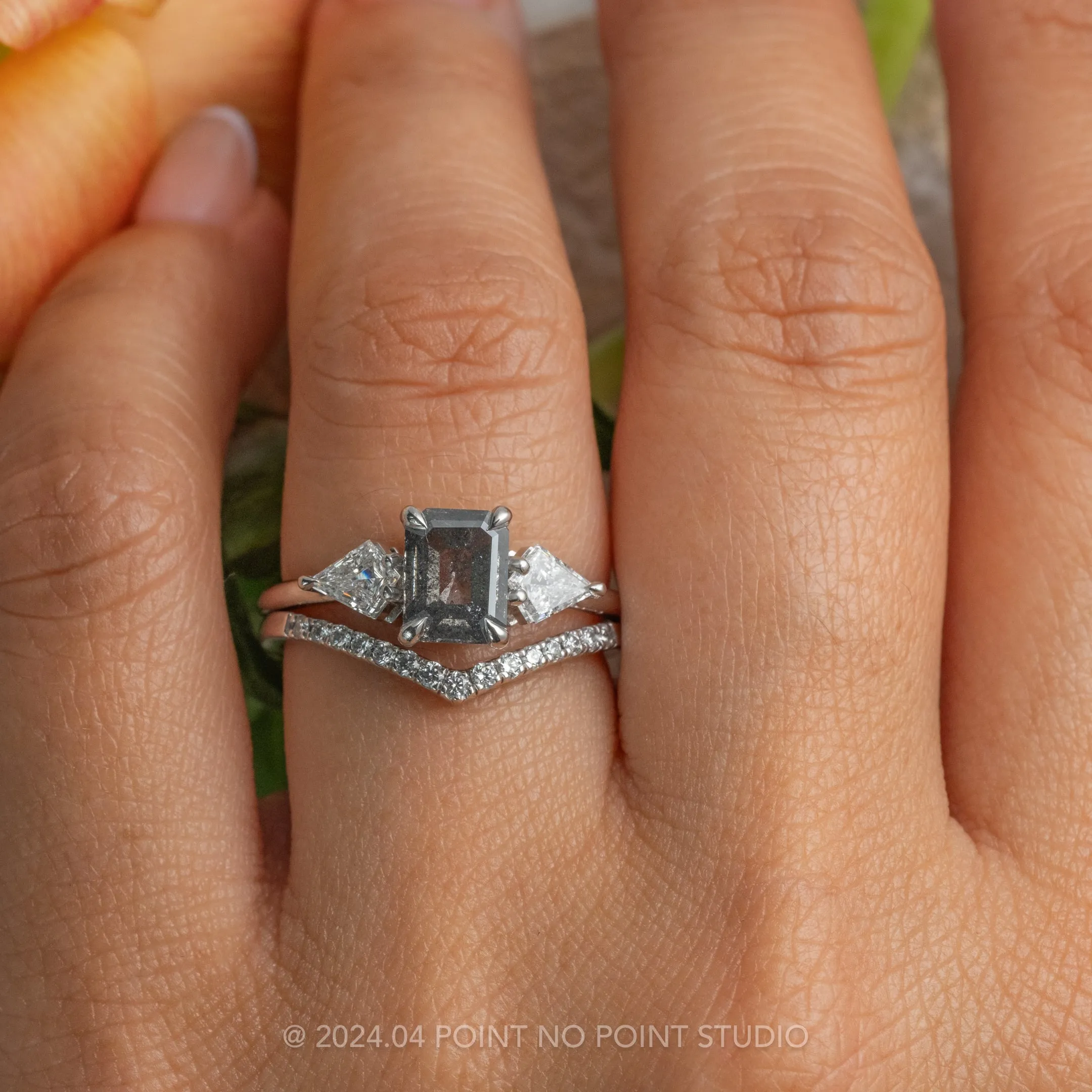 15 White Diamond Vivian Band, Platinum
