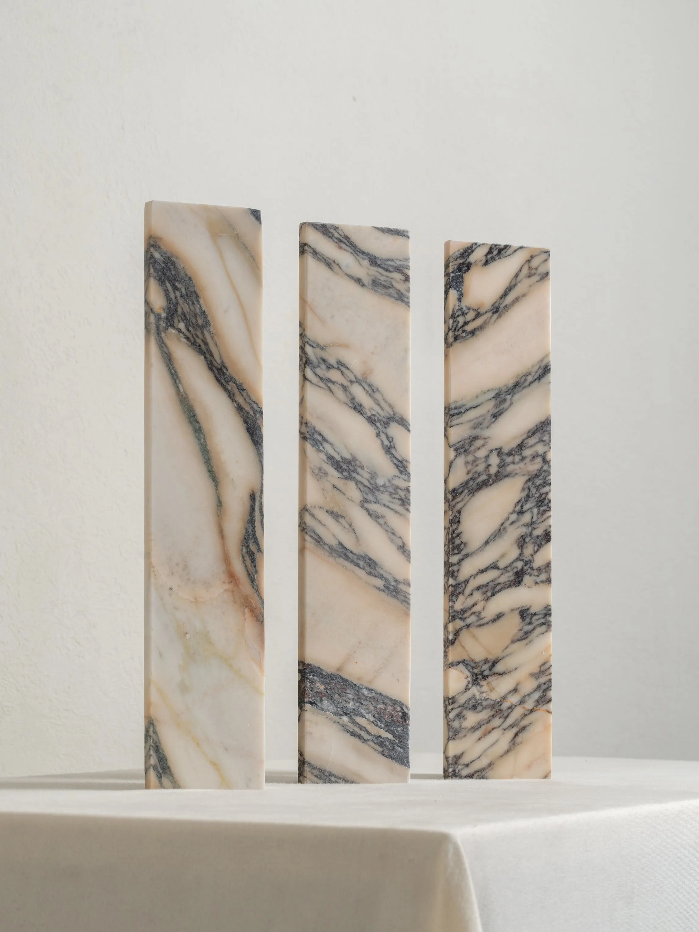 Canti - Calacatta Viola marble and aged brass rectangular wall light